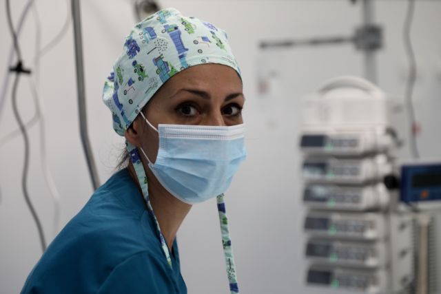 Κοροναϊός: Πιέζεται το σύστημα Υγείας – Στο κόκκινο τα νοσοκομεία – Αναβάλλονται χειρουργεία