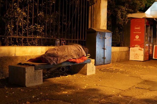 Οργή προκαλεί το πρόστιμο που έλαβε άστεγος άνθρωπος για παράβαση των μέτρων