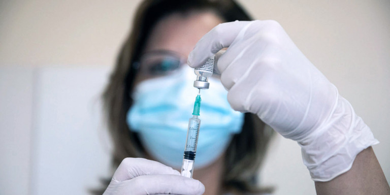 ΕΚΠΑ: Ποιες ηλικίες αναπτύσσουν περισσότερα αντισώματα μετά τον εμβολιασμό