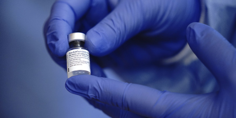Μόσιαλος: Tο εμβόλιο της Pfizer προσφέρει προστασία και για τις νέες παραλλαγές του κορωνοϊού