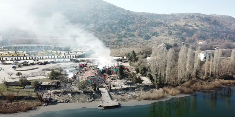 Απίστευτο βίντεο από ψηλά με το 4ώροφο ξενοδοχείο στην Καστοριά που ισοπεδώθηκε – Το γκρέμισε η έκρηξη