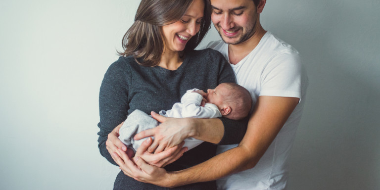 Τι αλλάζει: 14ήμερη άδεια πατρότητας μετ’ αποδοχών, 6μηνη η γονική άδεια