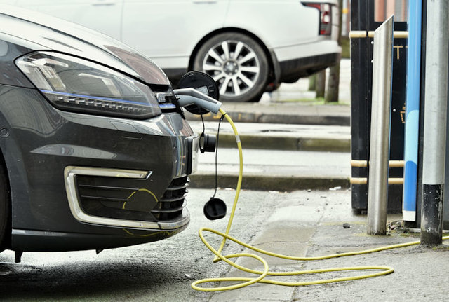 Ηλεκτρικά αυτοκίνητα: Οδηγίες για τους σταθμούς στάθμευσης και φόρτισης
