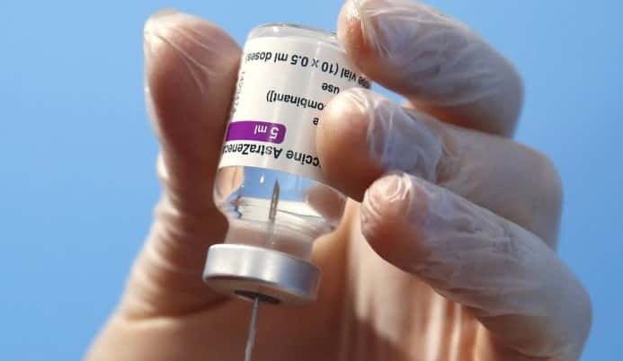 Η Ευρώπη ξεκινά και πάλι τους εμβολιασμούς με AstraZeneca- Ποιες χώρες κάνουν restart, ποιες παρατείνουν την αναστολή