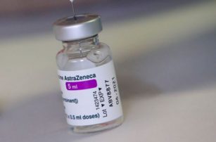 Εμβόλιο AstraZeneca : Τι αναφέρουν ΠΟΥ και ΕΜΑ για τις θρομβώσεις