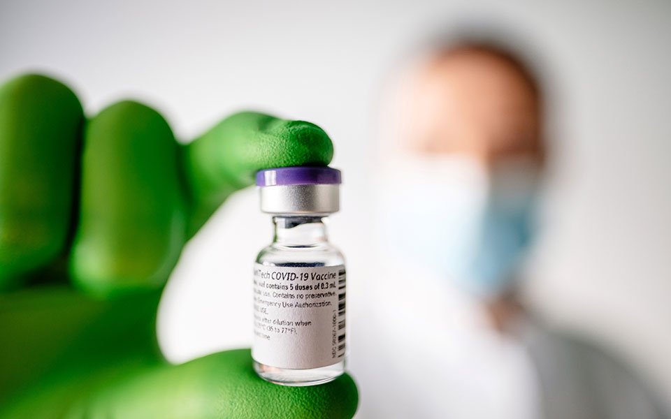 CDC: Οι πλήρως εμβολιασμένοι άνω των 65 έχουν 94% μικρότερο κίνδυνο να νοσηλευθούν για Covid-19