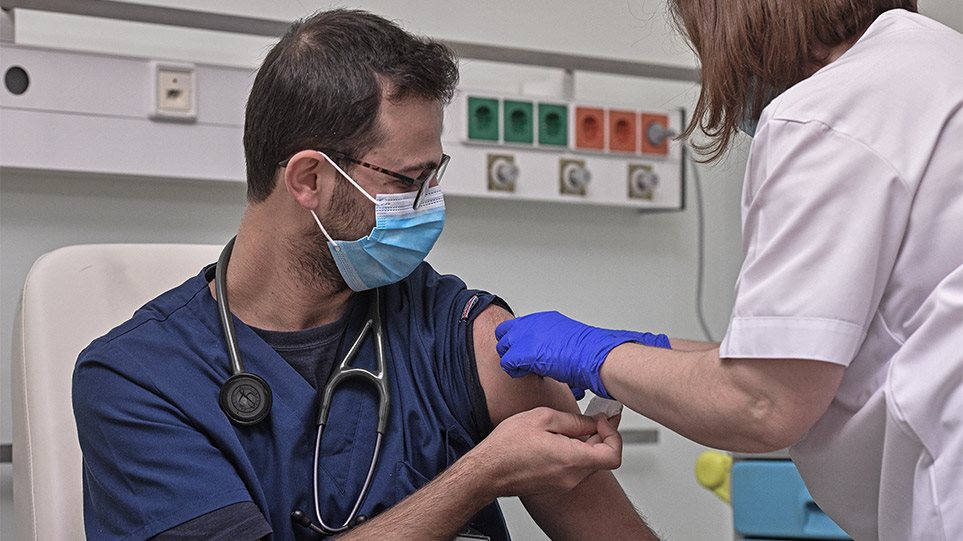 Υποχρεωτικός εμβολιασμός υγειονομικών: Τι προβλέπεται για όσους δεν εμβολιαστούν -Επιστολή Κοντοζαμάνη