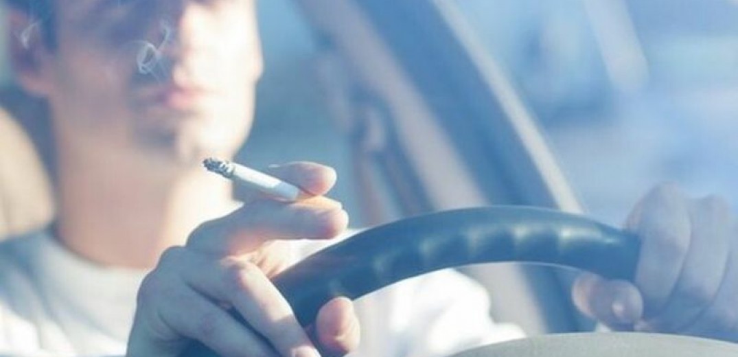 Ποιο είναι τελικά το πρόστιμο για τη ρίψη αναμμένου τσιγάρου από αυτοκίνητο- Οι δυο «καμπάνες»