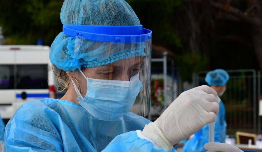 «Κοκκίνισε» η Βόρεια Ελλάδα, ανησυχία στους ειδικούς- Πιο αυστηρά μέτρα για τους ανεμβολίαστους