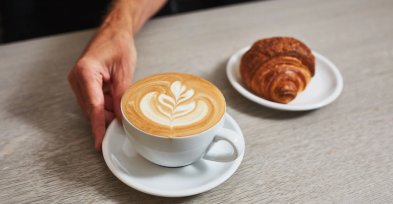 Πόσο θα ανέβει η τιμή του καφέ: Το καλό και το κακό σενάριο για take away, καφετέριες και σούπερ μάρκετ
