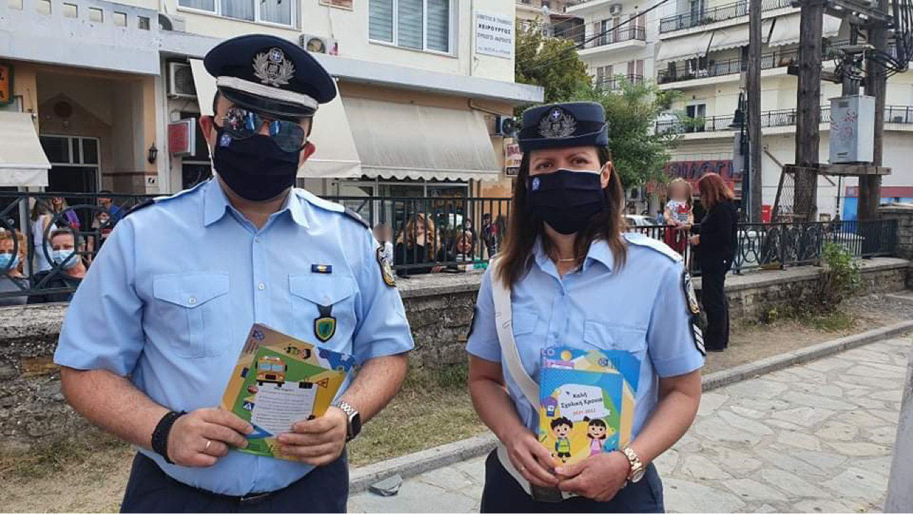 Ενημερωτικά φυλλάδια τροχαίας και σχολικά προγράμματα από τροχονόμους σε μαθητές Δημοτικών Σχολείων και γονείς σε περιοχές της Δυτικής Μακεδονίας