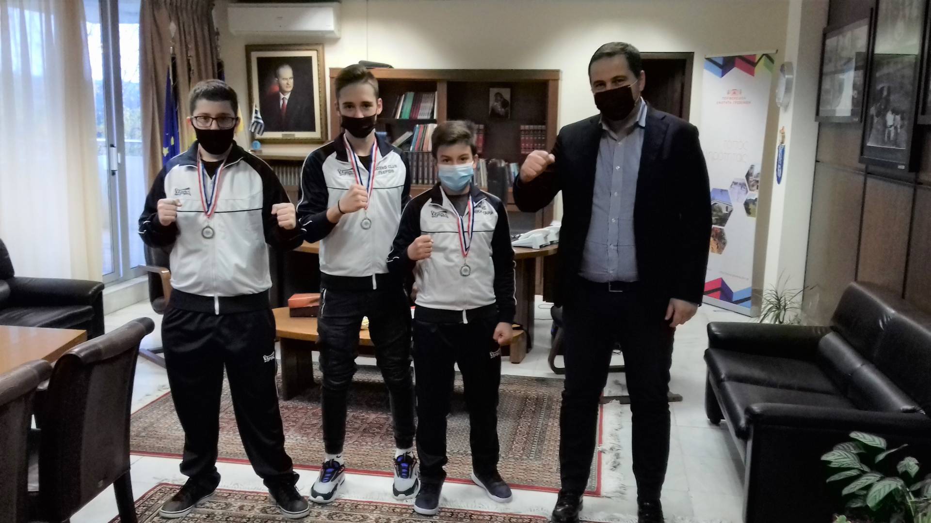 Ο Αντιπεριφερειάρχης Γρεβενών κ. Αθανάσιος Φωλίνας υποδέχθηκε στο γραφείο του τους Γρεβενιώτες αθλητές του Tsepidis Boxing Club 