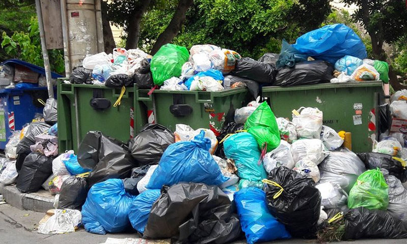 Κωμικοτραγικό γεγονός: Πέταξε… κατά λάθος 100.000 ευρώ στα σκουπίδια!