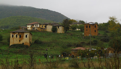 Γάβρος: Το ερημωμένο χωριό στην Καστοριά, φυσικό σκηνικό για ταινία του Τζέιμς Μποντ