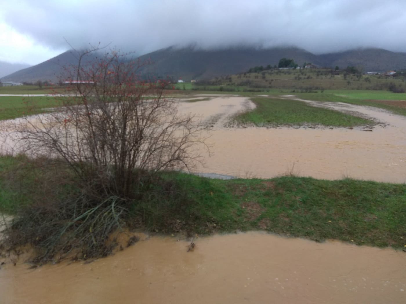 Πλημμύρες στην Κοζάνη: Βυθίστηκε κοιμητήριο κάτω από το νερό στα Αλωνάκια