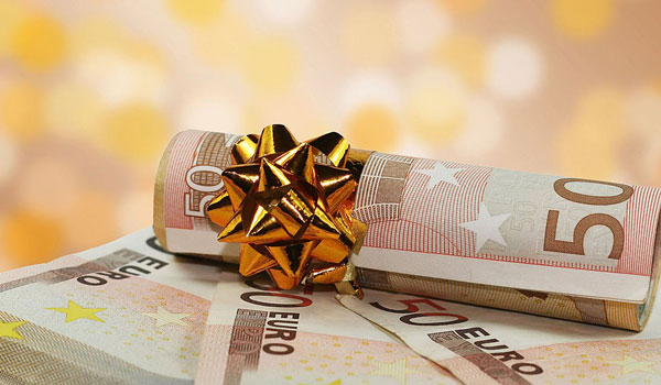 Χριστουγεννιάτικος «μποναμάς» έως 900 ευρώ για τα ευάλωτα νοικοκυριά- Πώς υπολογίζεται, ποιοι θα το λάβουν