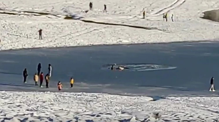 Βίντεο – Η στιγμή που σπάει ο πάγος στη λίμνη Πλαστήρα – Επισκέπτες βρέθηκαν να κολυμπούν στο νερό