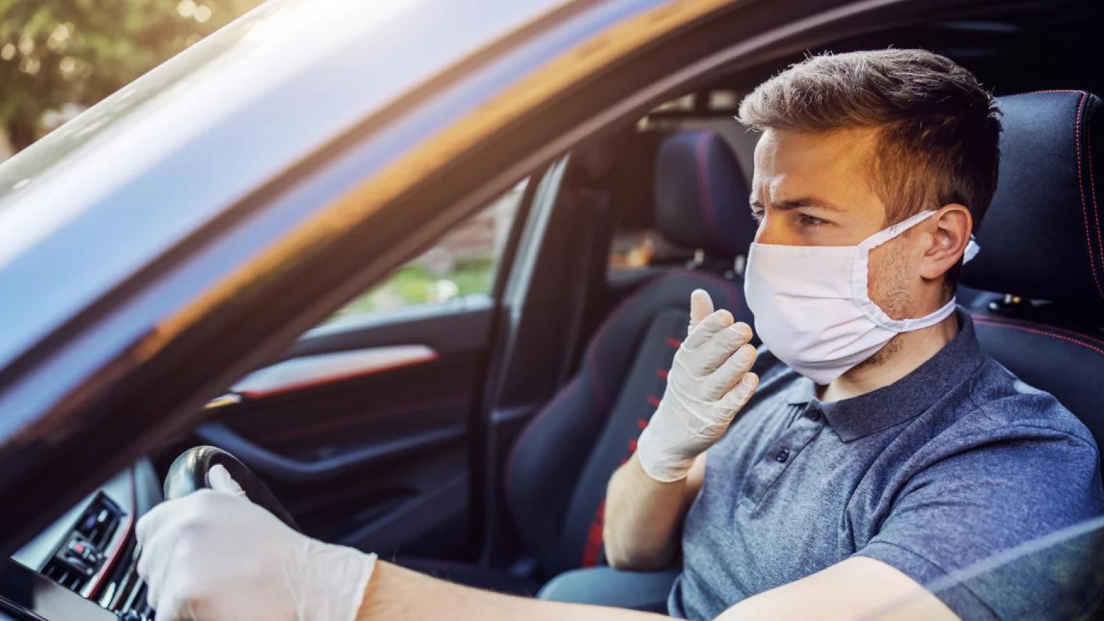 Έκτακτα μέτρα Πάσχα: Τι ισχύει με τη μάσκα στο αυτοκίνητο και τα ΜΜΜ;