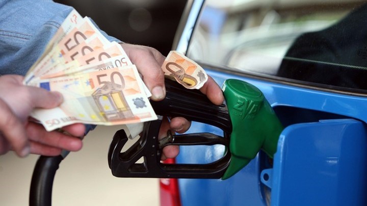 «Καίει» η τιμή της βενζίνης: στα 2,21 ευρώ η μέση τιμή- Πιο κοντά το πλαφόν στη λιανική