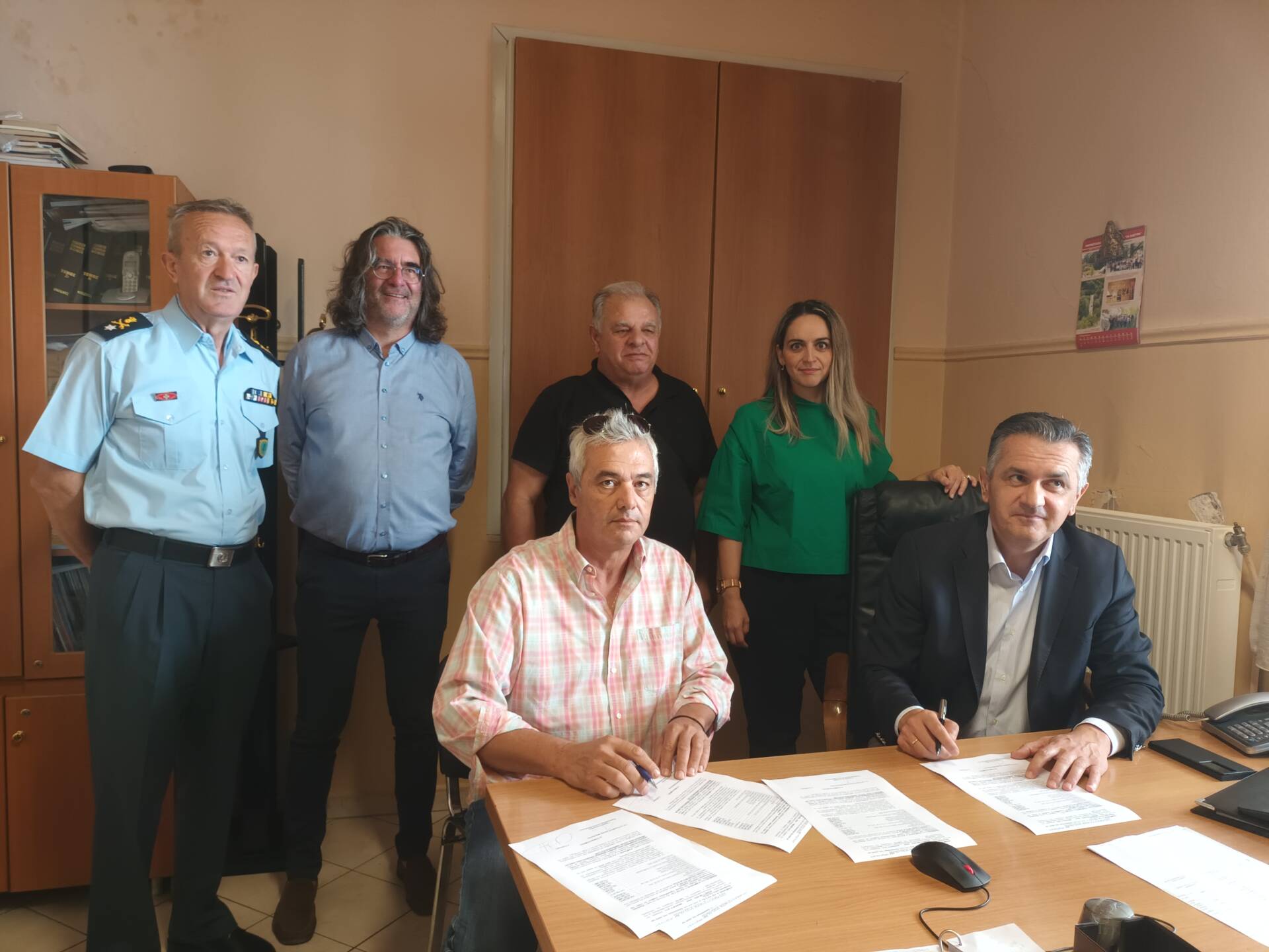 Υπογραφή σύμβασης εκτέλεσης του έργου «Εργασίες μετατροπής του κτιρίου του πρώην Ειρηνοδικείου Σερβίων σε κτίριο του Αστυνομικού τμήματος Σερβίων»