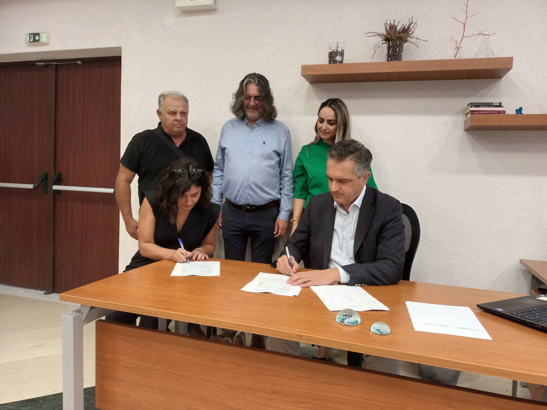 Υπογραφή σύμβασης εκτέλεσης του έργου «Αποκατάσταση οδικού δικτύου στον Αναδασμό  Σερβίων»
