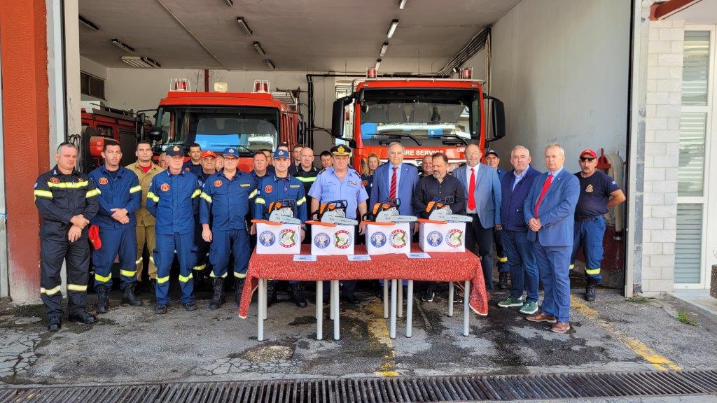 Πραγματοποιήθηκε σήμερα Πέμπτη 8 Σεπτεμβρίου 2022 στις εγκαταστάσεις της Περιφερειακής Πυροσβεστικής Διοίκησης (ΠΕ.ΠΥ.Δ.) Δυτικής Μακεδονίας η παράδοση μηχανημάτων κοπής ξύλων