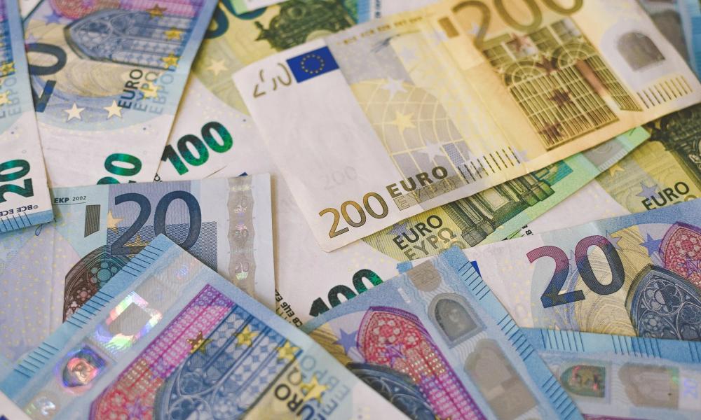 ΑΑΔΕ: Χριστουγεννιάτικο δωράκι 100.000 ευρώ σε 12 τυχερούς