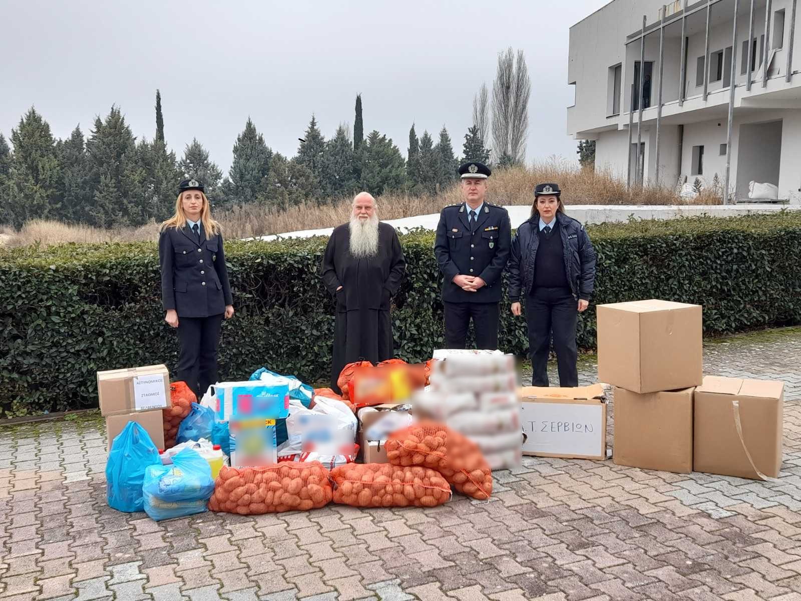 Στο πλαίσιο εορτασμού των Χριστουγέννων και του Νέου Έτους, οι Αστυνομικές Υπηρεσίες της Δυτικής Μακεδονίας συγκέντρωσαν εθελοντικά διάφορα είδη, τα οποία προσφέρθηκαν σε Ιδρύματα και φορείς