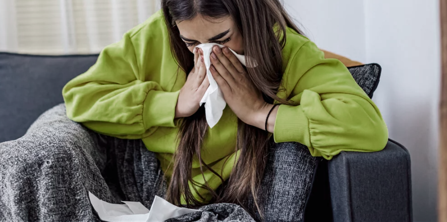 Γρίπη: Τα κύρια συμπτώματα και τα σημάδια που πρέπει να μας ανησυχούν -Τι ισχύει για παιδιά και ενήλικες