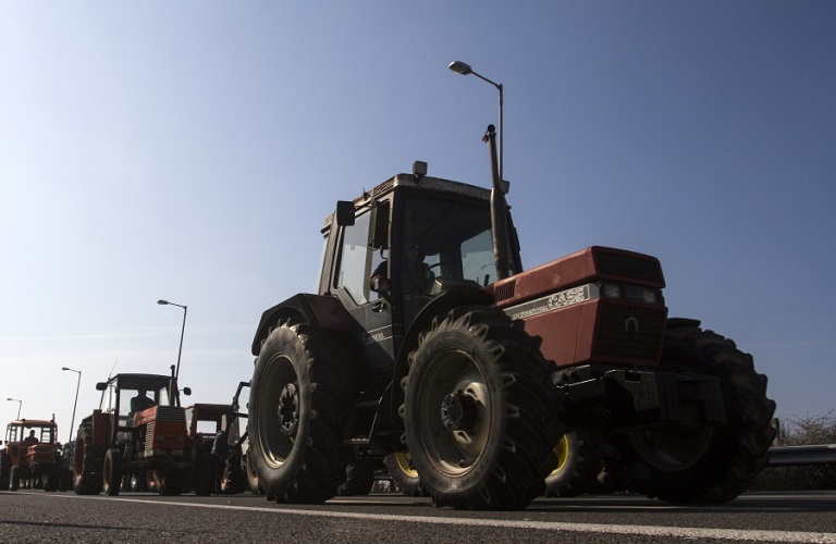 Αγρότες: Κατεβάζουν τα τρακτέρ στις πλατείες των χωριών