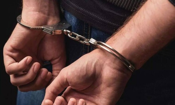 Συνελήφθη 39χρονος αλλοδαπός σε περιοχή της Φλώρινας, ο οποίος μετέφερε παράνομα με Ι.Χ.Ε. αυτοκίνητο έναν  αλλοδαπό