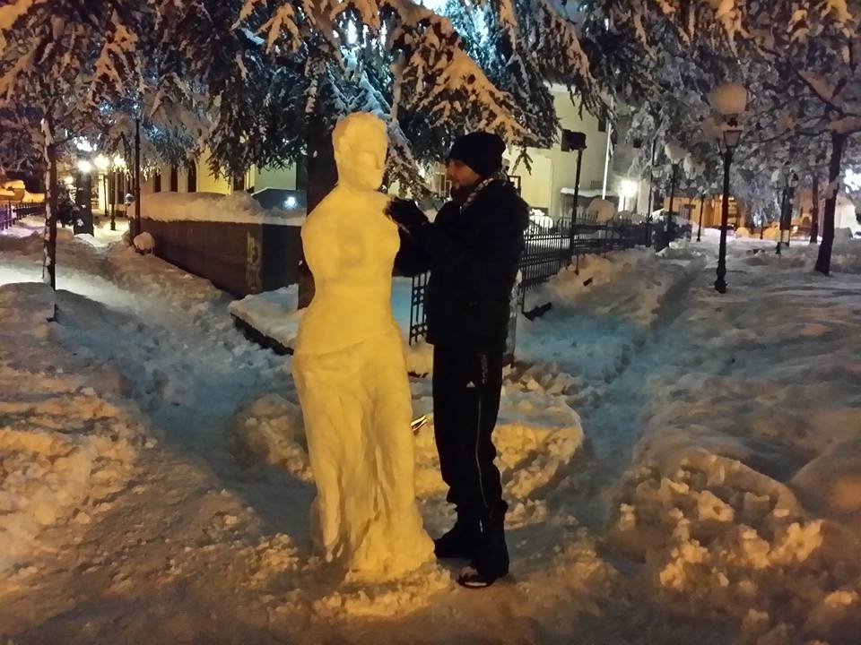 Φλώρινα: Φοιτητής καλών τεχνών έφτιαξε την θεά Αφροδίτη από χιόνι