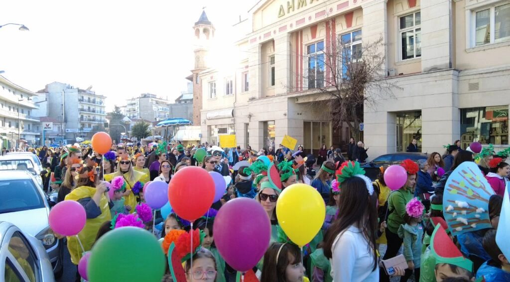 Αποκριά στα Γρεβενά: Με μεγάλη επιτυχία η παρέλαση των «Μικρών Μασκαράδων»