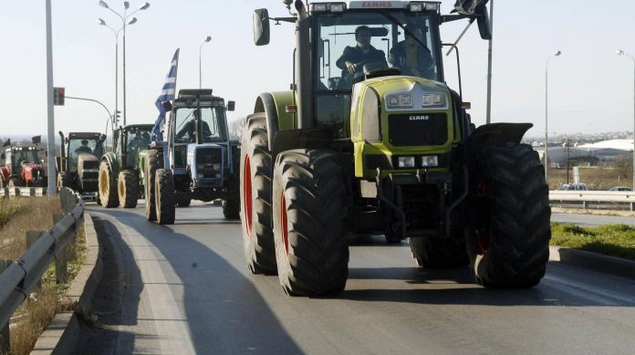 Με τα τρακτέρ τους υποδέχτηκαν οι αγρότες τον πρωθυπουργό στην Καστοριά και τον ΥπΑΑΤ στη Φλώρινα