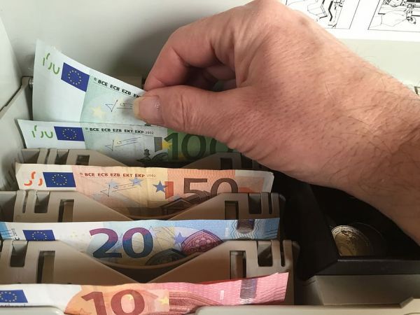 ΔΥΠΑ: Σήμερα καταβάλλεται το «μπόνους» 300 ευρώ σε 8.122 μη επιδοτούμενους μακροχρόνια ανέργους