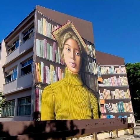 Γκράφιτι στο 4ο Γυμνάσιο Χαλανδρίου!… Καλλιτέχνης: SimpleG… Ο Διάσημος street art SimpleG έχει φιλοτεχνήσει πολλές Τοιχογραφίες στην Αθήνα και σε άλλες πόλεις όλου του κόσμου… *Του Ευθύμη Πολύζου