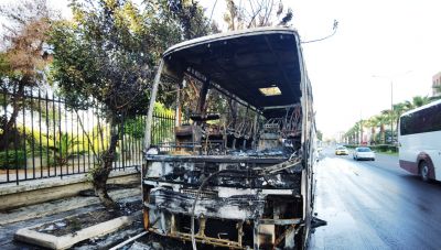 Επεισόδια με μολότοφ έξω από την Γεωπονική Σχολή μετά από συναυλία -Έκαψαν τρία τουριστικά λεωφορεία