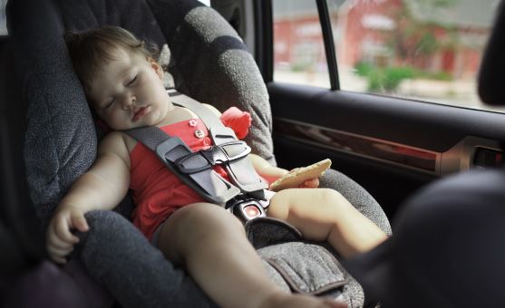 Επικίνδυνη η παραμονή παιδιών σε κλειστά, σταματημένα αυτοκίνητα