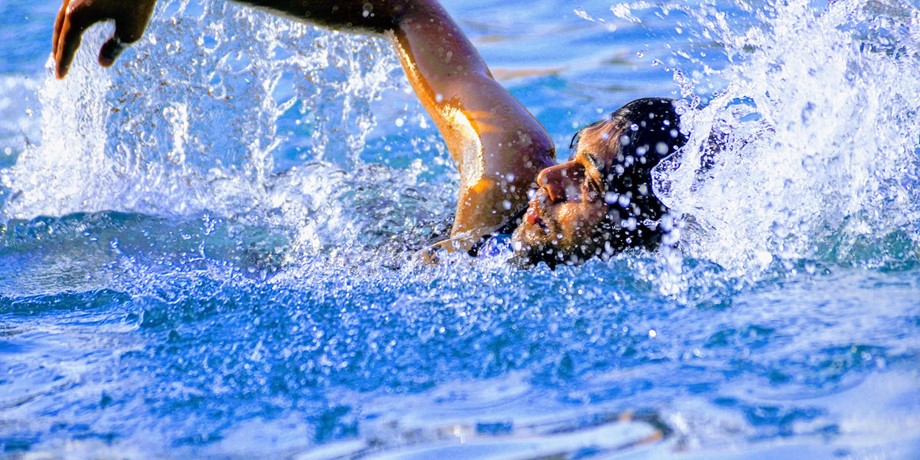 Πόση ώρα μετά το φαγητό μπορείς να κολυμπήσεις – Πώς θα βοηθήσεις κάποιον που κινδυνεύει