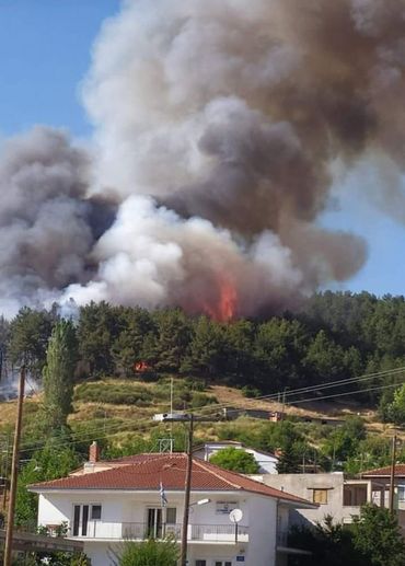 Γρεβενά: Μεγάλη πυρκαγιά στη Δεσκάτη – Στη μάχη και εναέρια μέσα