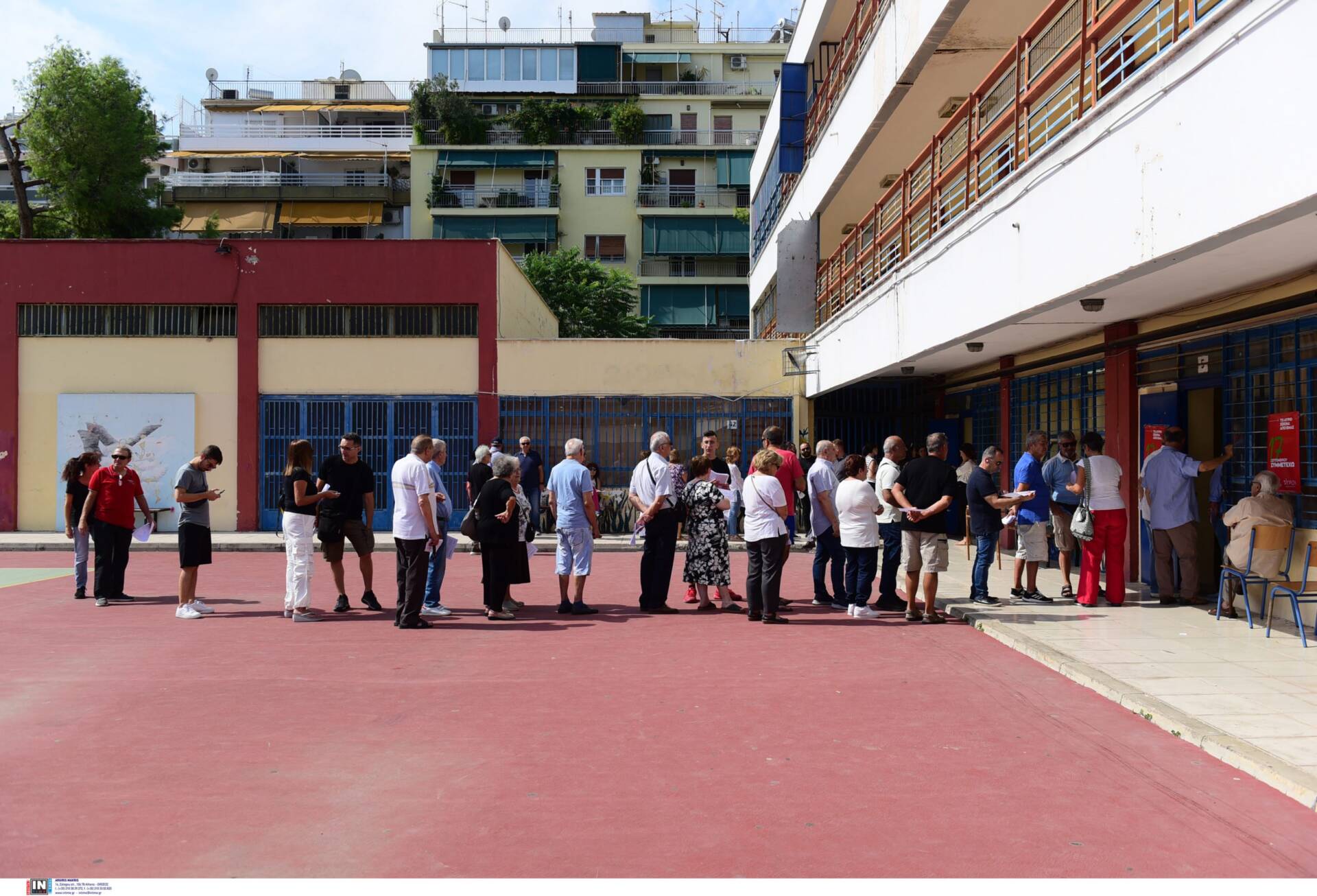 Μεγάλη προσέλευση στις εσωκομματικές του ΣΥΡΙΖΑ – Παράταση μίας ώρας στην ψηφοφορία