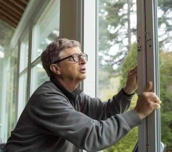 Μία Σπάνια Φωτογραφία του Bill Gates… όταν έφτιαχνε… τα Windows… *Του Ευθύμη Πολύζου