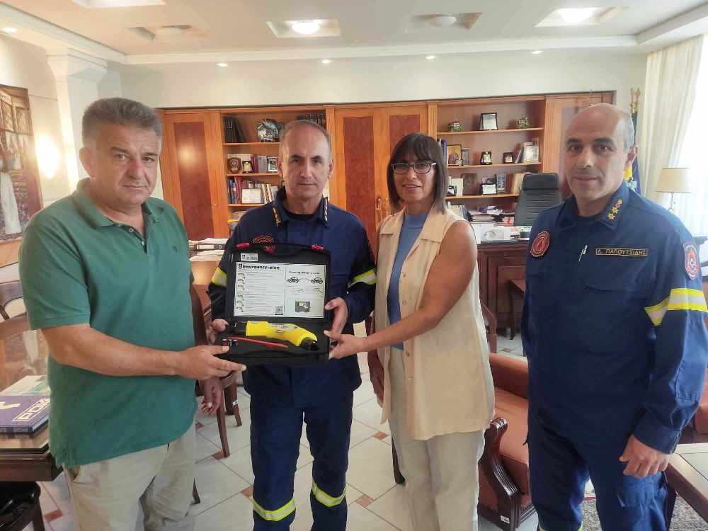 Εξοπλισμός έκτακτης ανάγκης για ηλεκτρικά και υβριδικά οχήματα από την Π.Ε. Καστοριάς στην Πυροσβεστική Υπηρεσία