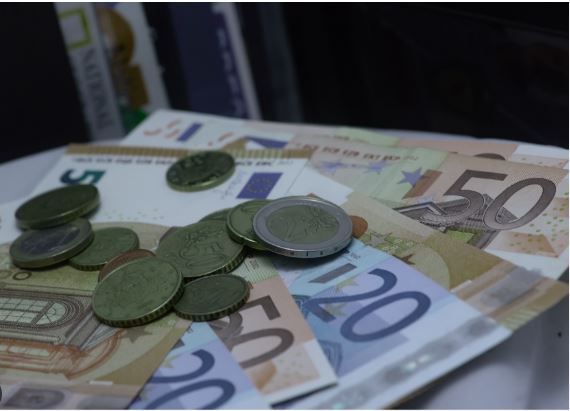 Από σήμερα το «μπόνους» 300 ευρώ σε μακροχρόνια ανέργους – Ποιοι οι δικαιούχοι