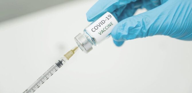 POLITICO: Στα σκουπίδια 215 εκατ. δόσεις εμβολίων για τον κορωνοϊό αξίας 4 δισ.
