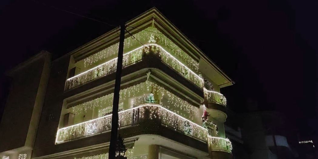 Tο εντυπωσιακά στολισμένο σπίτι στην Κοζάνη φωταγωγήθηκε και φέτος