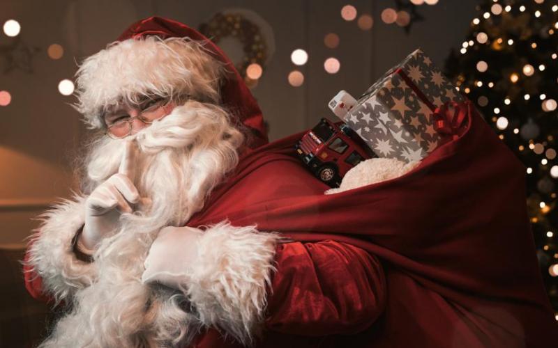 Ξεκίνησε να μοιράζει τα χριστουγεννιάτικα δώρα ο Άγιος Βασίλης