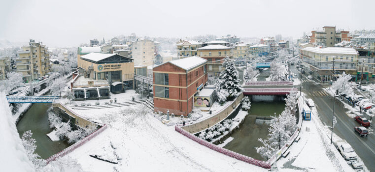 Άποψη του χιονισμένου Γρεβενίτη με τις δυο γέφυρες