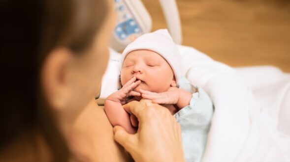 Επίδομα γέννησης: Τι προβλέπει η διάταξη για αύξηση από 400 έως 1.500 ευρώ