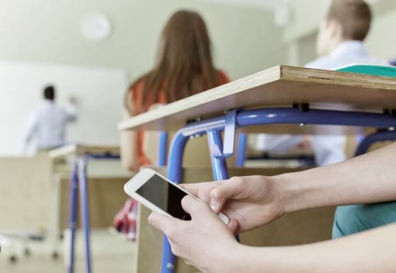 Τέλος τα κινητά στα σχολεία: Η εγκύκλιος και οι ποινές για τους μαθητές